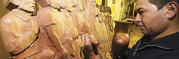 Artesanos de Postrervalle afinan pieza para altar papal
