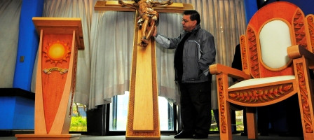 Artesanos entregan los elementos para la misa