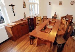 Don Bosco, muebles de esencia solidaria de jóvenes artesanos